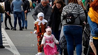 Beim Karneval in La Louvière in Belgien ist ein Auto in die Menge gerast