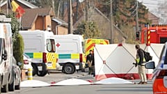 Elkerítik egy baleset helyszínét a dél-belgiumi Strépy-Bracquegnies településen 