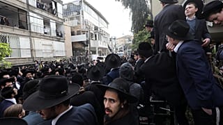 يهود متدينون يحتشدون لوداع أحد أكبر حاخامات اليهود الأشكناز الليتانيين الذي توفي عن 94 سنة