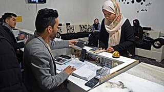 دختر افغان در صرافی رمز ارز خود را به افغانی تبدیل می‌کند