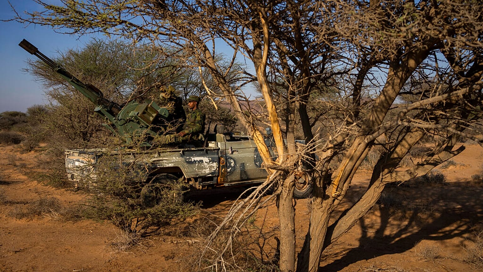 Ein Polisario-Kämpfer mit Fahrzeug in Westsahara im Oktober 2021