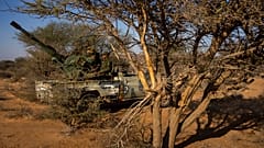 Ein Polisario-Kämpfer mit Fahrzeug in Westsahara im Oktober 2021