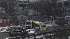 Tanques rusos en las afueras de la ciudad portuaria de Mariúpol