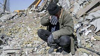 Участник поисковой операции на обломках казарм в Николаеве 19 марта 2022