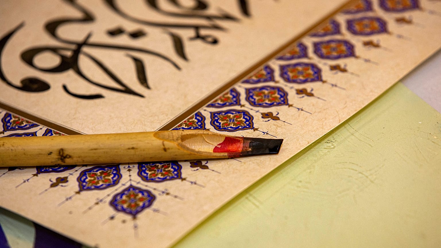 قلم يستخدم للخط العربي من قبل الخطاط العراقي وائل رمضان أثناء عمله في حي العشار بمدينة البصرة جنوب العراق. 2021/12/19