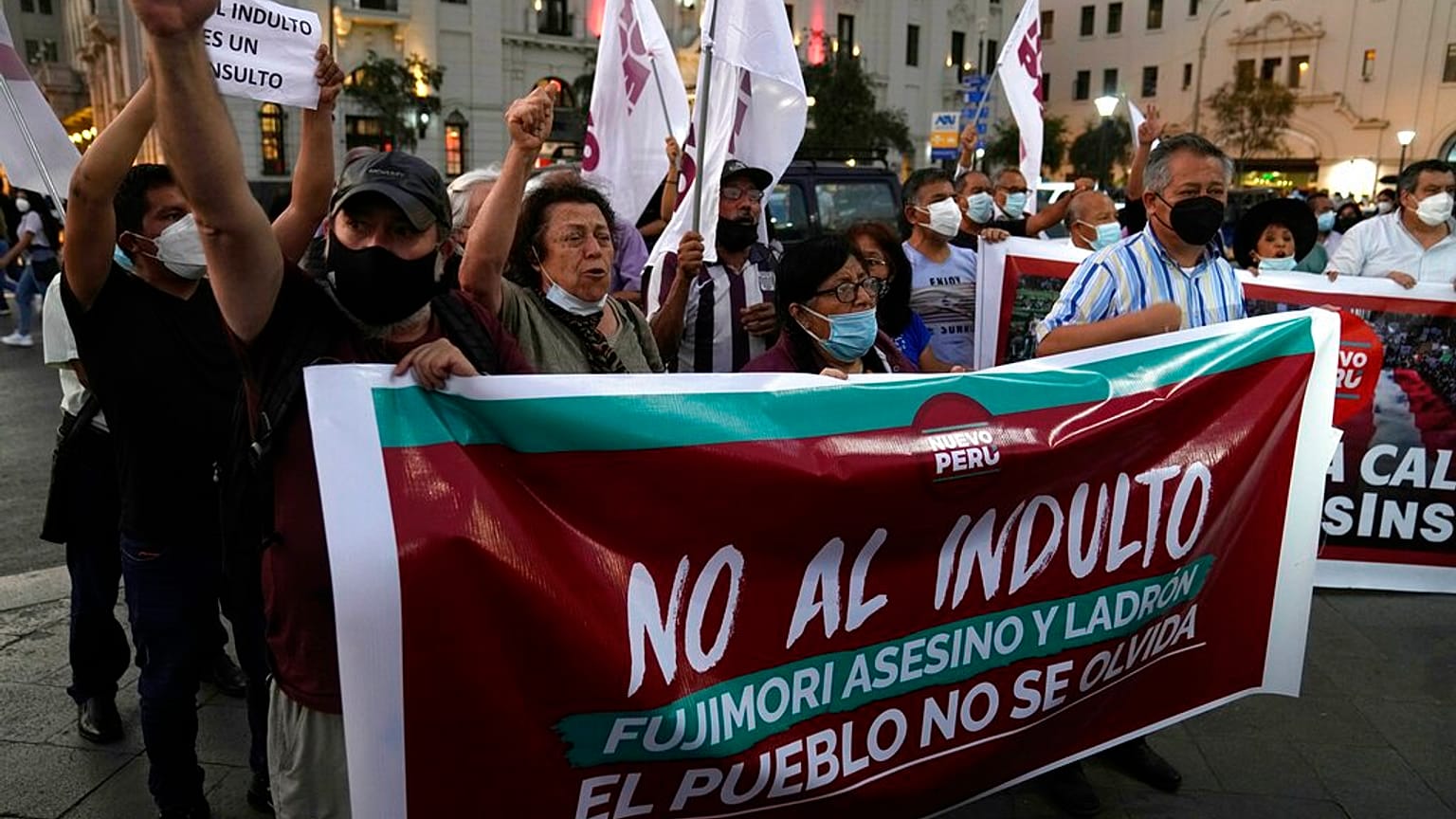 Marcha de protesta contra el indulto a Alberto Fujimori, en Lima, el jueves 17 de marzo de 2022.
