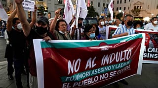 Marcha de protesta contra el indulto a Alberto Fujimori, en Lima, el jueves 17 de marzo de 2022.