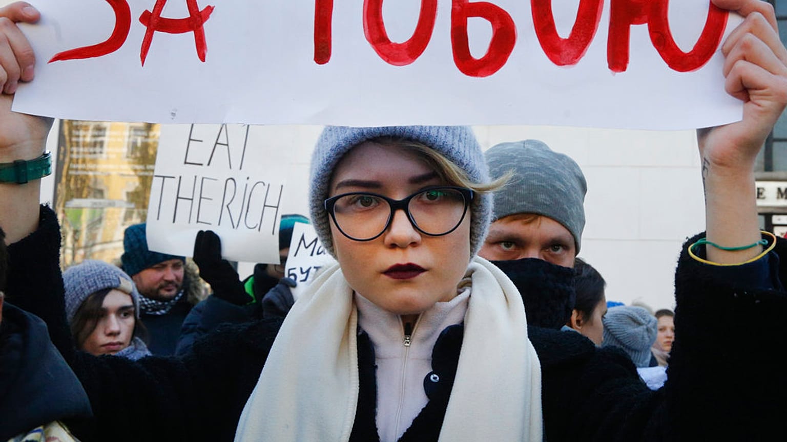 Une jeune femme assiste à un rassemblement LGBT quelques jours avant la Journée internationale de commémoration des transgenres à Kiev, en Ukraine, le 18 novembre 2018. 