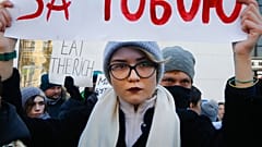 Une jeune femme assiste à un rassemblement LGBT quelques jours avant la Journée internationale de commémoration des transgenres à Kiev, en Ukraine, le 18 novembre 2018. 