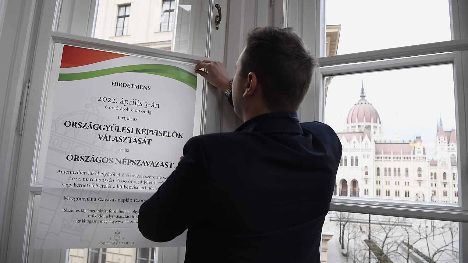 Az országgyűlési választás és a népszavazás hirdetménye a Nemzeti Választási Irodában 2022. január 17-én.