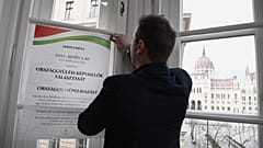 Az országgyűlési választás és a népszavazás hirdetménye a Nemzeti Választási Irodában 2022. január 17-én.