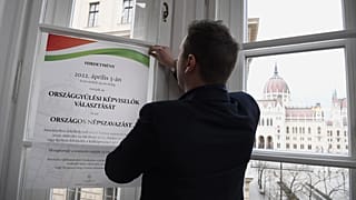 Az országgyűlési választás és a népszavazás hirdetménye a Nemzeti Választási Irodában 2022. január 17-én.