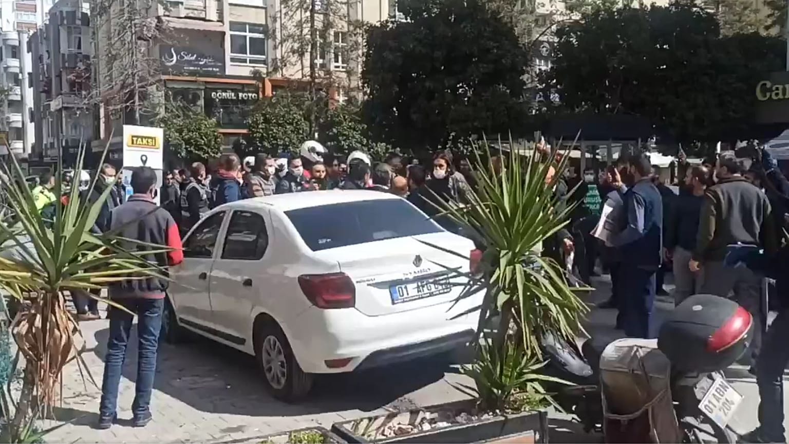 Polisin, izinsiz gösteri düzenleyen Furkan Vakfı üyelerine müdahalesi tepki çekti