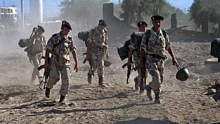 دورية للجنود الجزائريين في وادي الليل 12 ميلاً جنوب العاصمة الجزائر. 1997/10/04