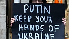 Ukrainer, Russen und Belarussen protestieren in Belgrad: "Wir müssen zusammenhalten"