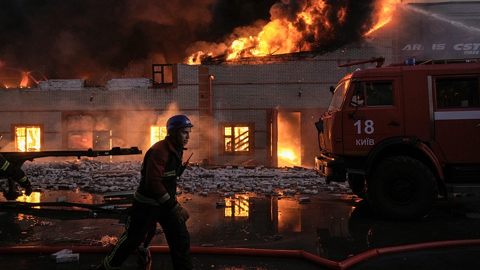 Los bomberos ucranianos extinguen un incendio en un almacén tras un bombardeo en Kiev, Ucrania, el  17 de marzo de 2022. 