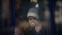طفل أوكراني لاجئ وأمه بالقرب من كييف 