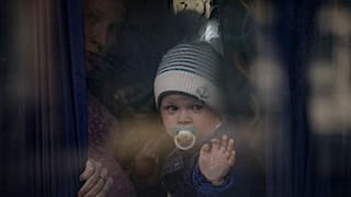 طفل أوكراني لاجئ وأمه بالقرب من كييف