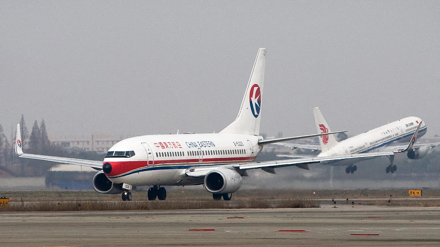 China Eastern Havayolları'na ait uçak havalanmak üzere beklerken (arşiv) 