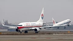 China Eastern Havayolları'na ait uçak havalanmak üzere beklerken (arşiv) 