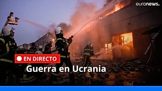 Los bomberos ucranianos extinguen un incendio en un almacén tras un atentado en Kiev, Ucrania, 17/3/2022