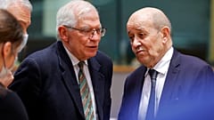 Der Chef der EU-Außenpolitik Josep Borrell, links, spricht mit Frankreichs Außenminister Jean-Yves Le Drian 
