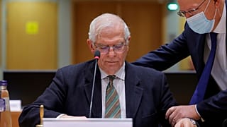 Жозеп Боррель (слева) и министр иностранных дел Португалии (справа) на заседании Совета министров иностранных дел и обороны ЕС в Брюсселе