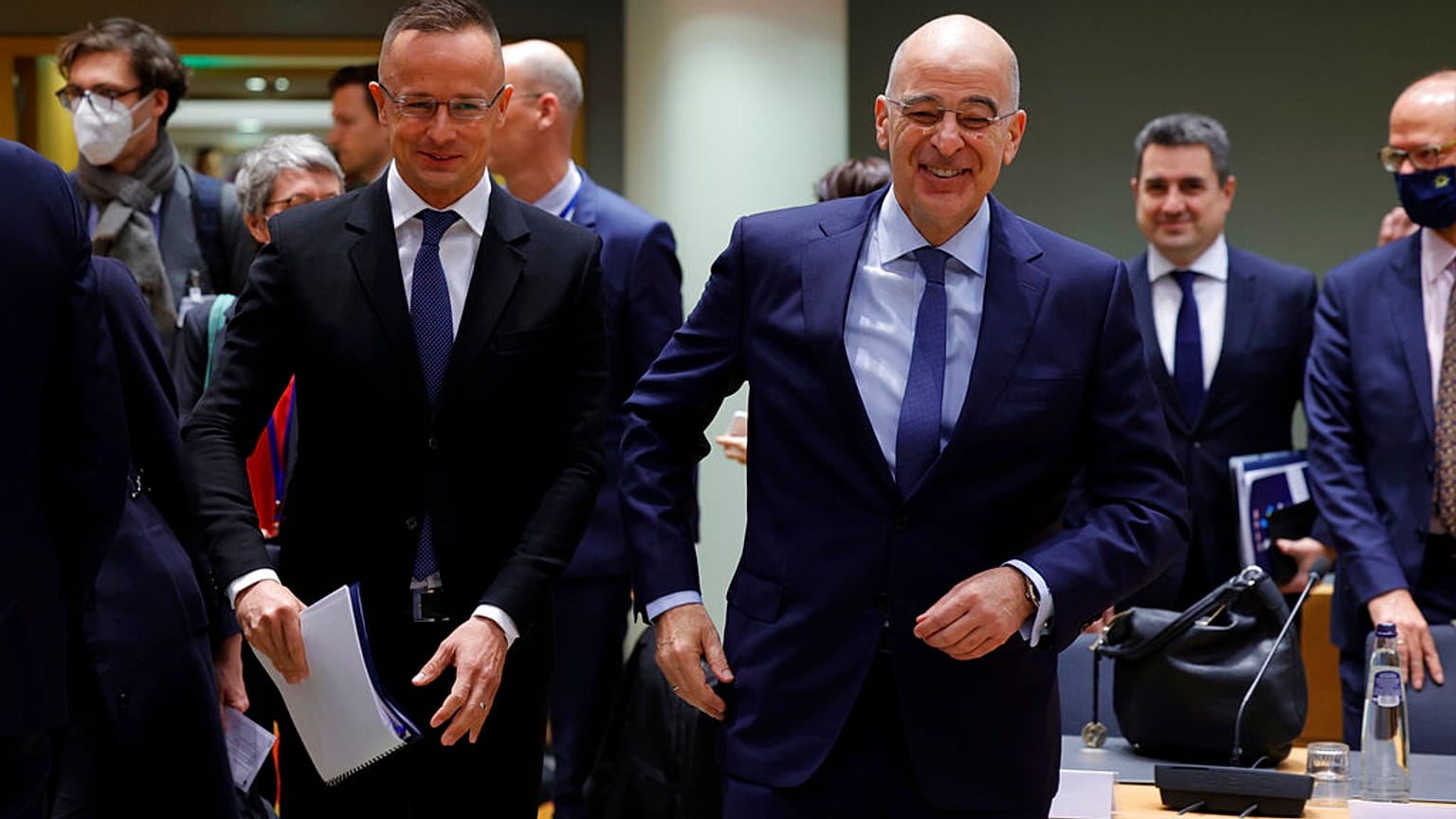 Ο Έλληνας υπ. Εξωτερικών Νίκος Δένδιας με τον Ούγγρο ομολογό του Πέτερ Σιζάρτο κατά τη συνεδρίαση των υπ. Εξωτερικών της ΕΕ