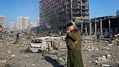 Ortodox pap a lebombázott kijevi Retroville bevásárlóközpont előtt