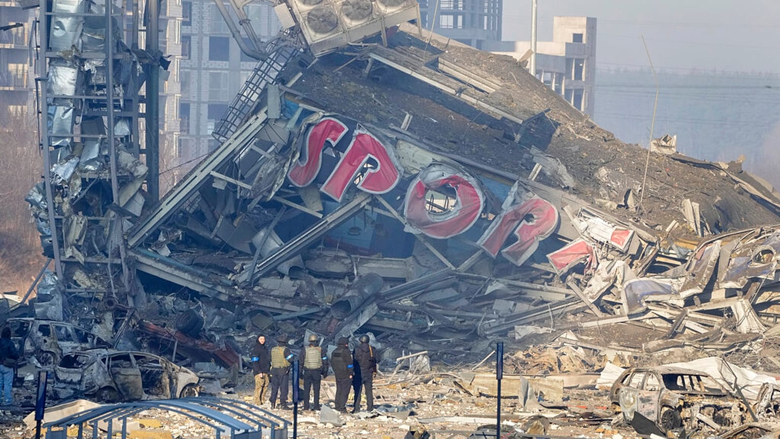 Restos del centro comercial bombardeado en Kiev, Ucrania
