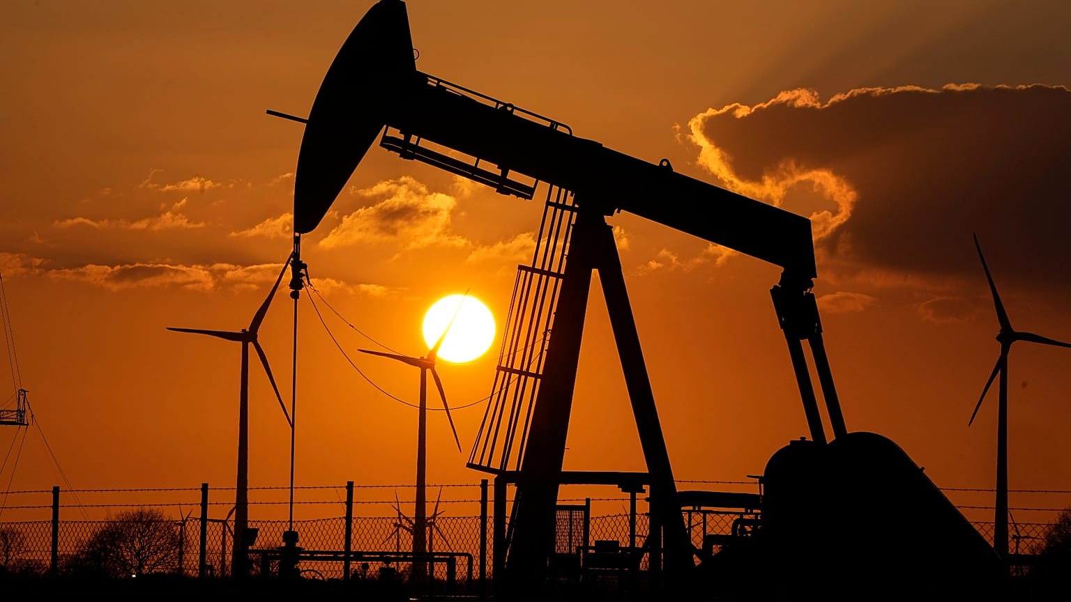Almanya, yenilenebilir enerji kaynaklara geçmesine rağmen hala büyük ölçüde petrol, gaz ve kömür ithalatı yapıyor / Emlichheim'da bir petrol sahasında ham petrol çıkaran pompa