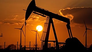 Almanya, yenilenebilir enerji kaynaklara geçmesine rağmen hala büyük ölçüde petrol, gaz ve kömür ithalatı yapıyor / Emlichheim'da bir petrol sahasında ham petrol çıkaran pompa