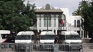 Αστυνομικές δυνάμεις μπροστά από το κοινοβούλιο της Τυνησίας - φώτο αρχείου