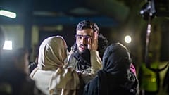 طالب مغربي يدرس في أوكرانيا هرب من الحرب وتحتضنه أسرته بعد وصوله إلى مطار الدار البيضاء، في المغرب، الأربعاء 2 مارس 2022.