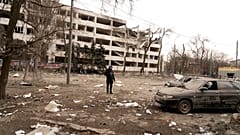 El fotógrafo de Associated Press Evgeniy Maloletka se encuentra entre los escombros de un ataque aéreo contra una universidad de Mariúpol, el jueves 10 de marzo 