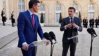 El presidente del Gobierno de España junto al presidente de Francia en París