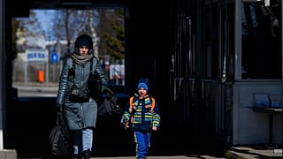 Ουκκρανή μητέρα με τον γιο της περνούν τα σύνορα προς την Ρουμανία
