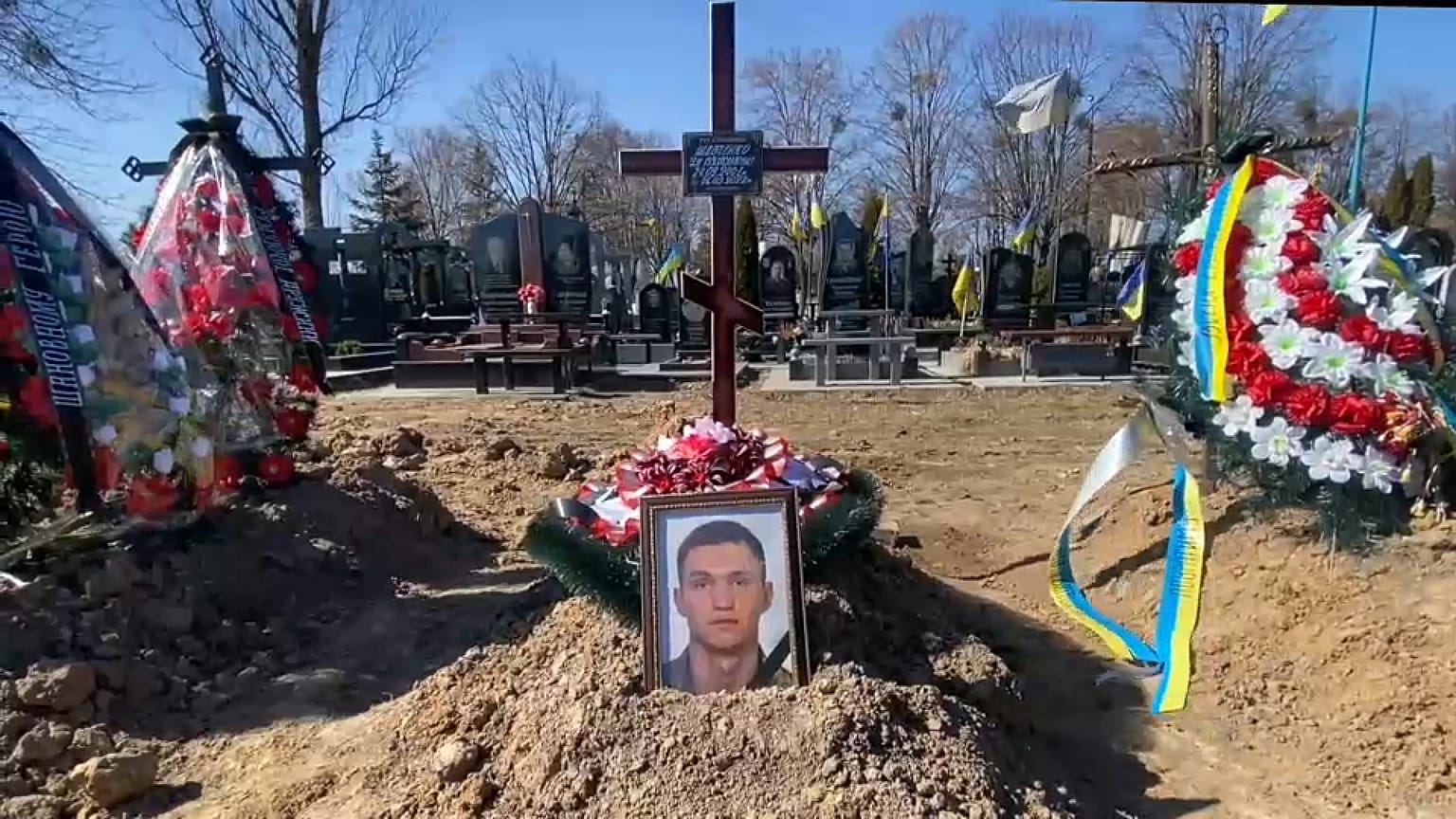 Soldado ucraniano morto em combate contra a Rússia foi enterrado em cemitério de Kiev