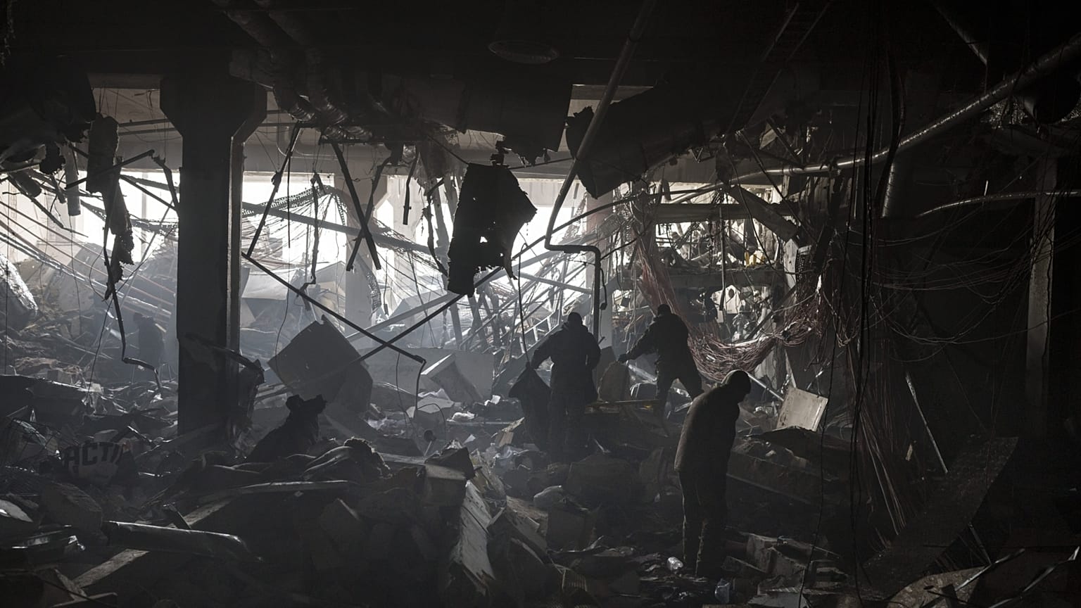 Ukrán katonák túlélők után kutatnak a lebombázott kijevi plázában
