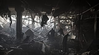 Ukrán katonák túlélők után kutatnak a lebombázott kijevi plázában