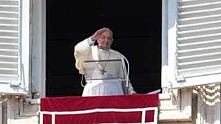 Папа римский Франциск читает молитву Angelus Dei ("Ангел Господень"), площадь Святого Петра