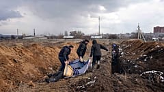 A Marioupol, enterrement des cadavres dans des fosses communes