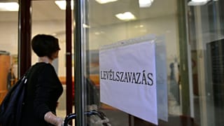 Levélszavazatát leadni készülő nő érkezik a szabadkai magyar főkonzulátusra 2016. szeptember 19-én - ARCHÍV KÉP