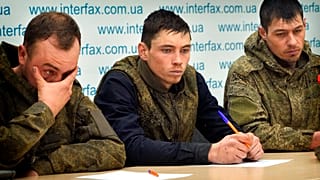 Ukrán hadifogságba esett orosz katonák nyilatkoznak egy kijevi sajtótájékoztatón, 2022. március 5-én