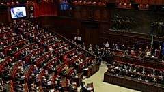 Депутаты итальянского парламента слушают выступление Владимира Зеленского 22 марта 2022