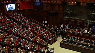 Депутаты итальянского парламента слушают выступление Владимира Зеленского 22 марта 2022