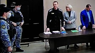 Moskova'da mahkeme siyasi uhalif Alexey Navalny'i yolsuzluktan suçlu buldu