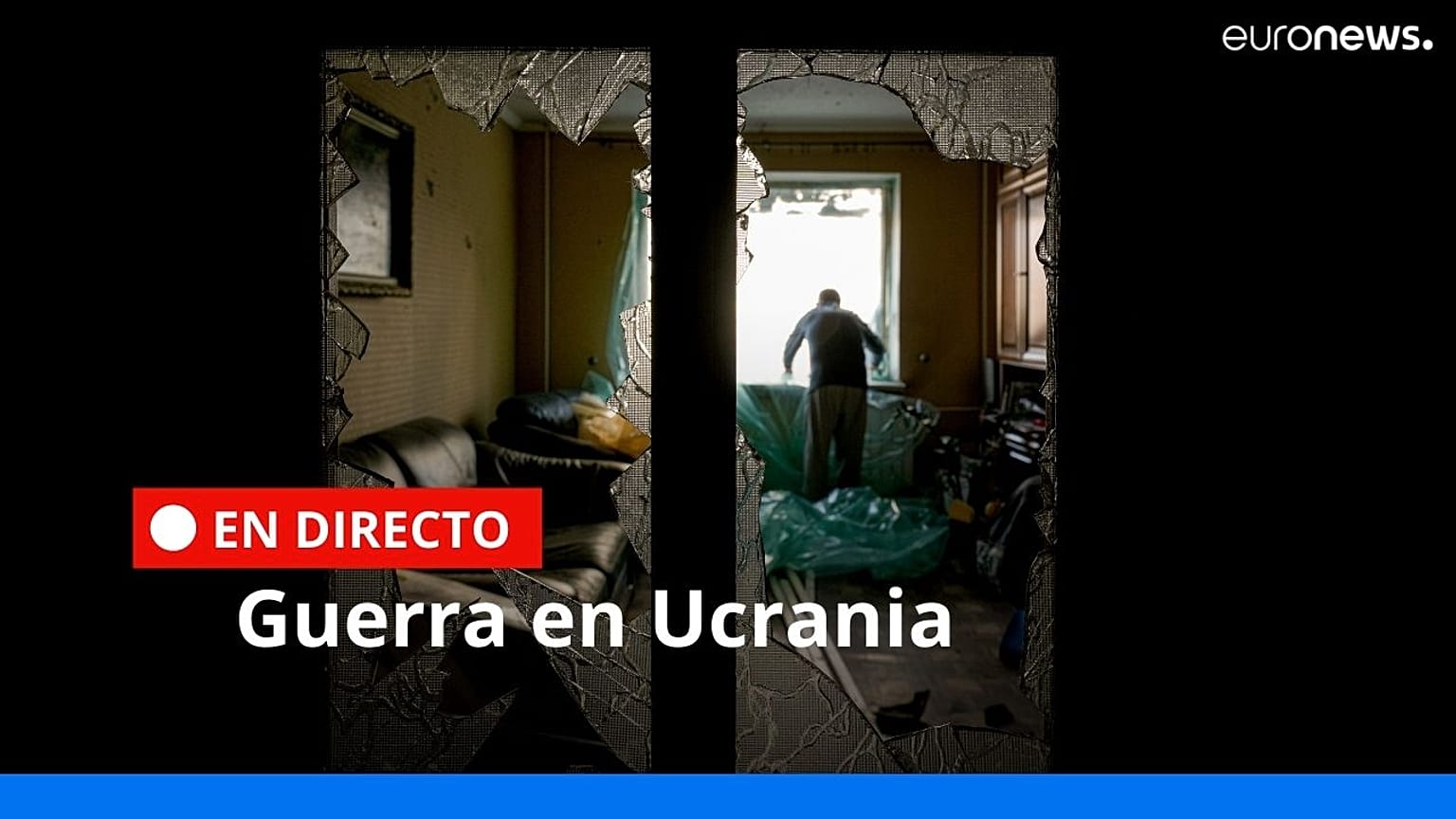 Un hombre cubre la ventana destrozada de su salón con una lámina de plástico en un edificio dañado por un bombardeo en Kiev, Ucrania, 21/3/2022.