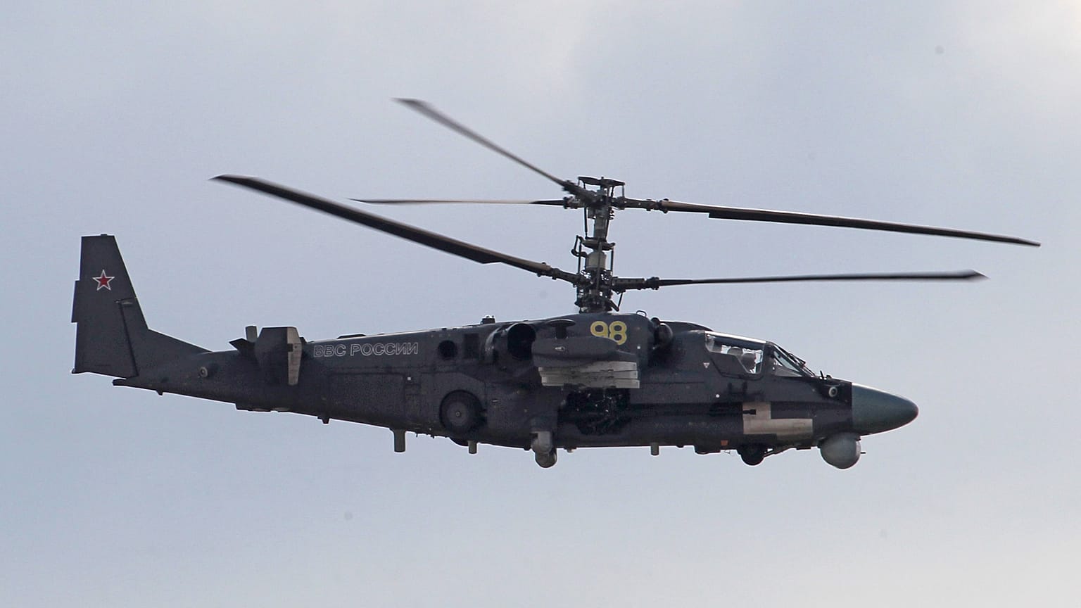 مروحية هجومية روسية من طراز Ka-52 أثناء خلال احتفال بمناسبة الذكرى المئوية لتأسيس سلاح الجو الروسي بالقرب من موسكو، روسيا.