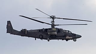 مروحية هجومية روسية من طراز Ka-52 أثناء خلال احتفال بمناسبة الذكرى المئوية لتأسيس سلاح الجو الروسي بالقرب من موسكو، روسيا.